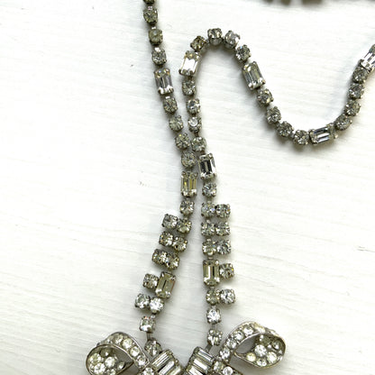 A gorgeous necklace featuring a ribbon-like motif set with clear rhinestones. ゴージャスなクリアラインストーンの、リボンのようなモチーフがついたネックレス。
