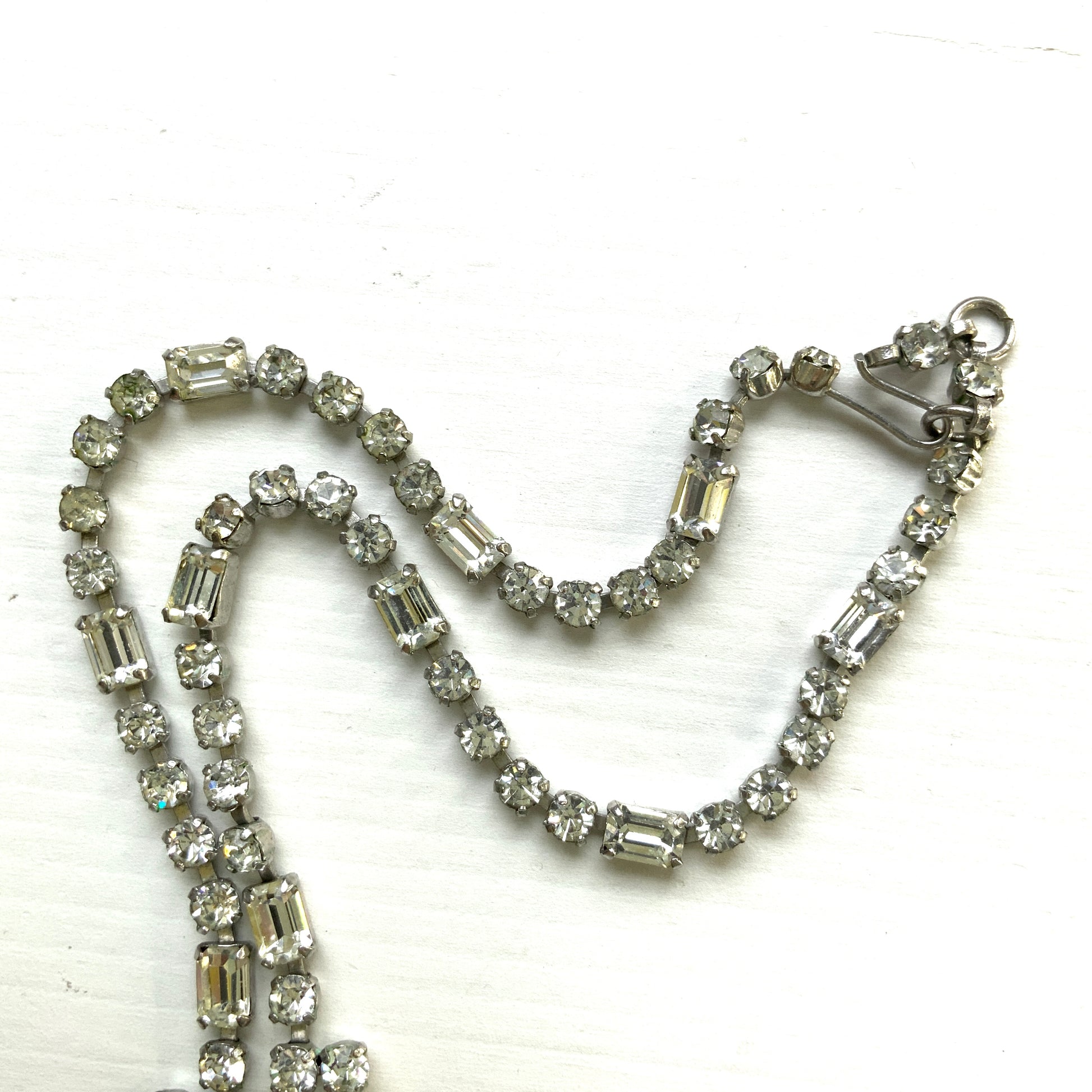 A gorgeous necklace featuring a ribbon-like motif set with clear rhinestones. ゴージャスなクリアラインストーンの、リボンのようなモチーフがついたネックレス。