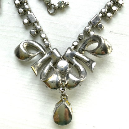 A gorgeous necklace featuring a ribbon-like motif set with clear rhinestones. ゴージャスなクリアラインストーンの、リボンのようなモチーフがついたネックレス。