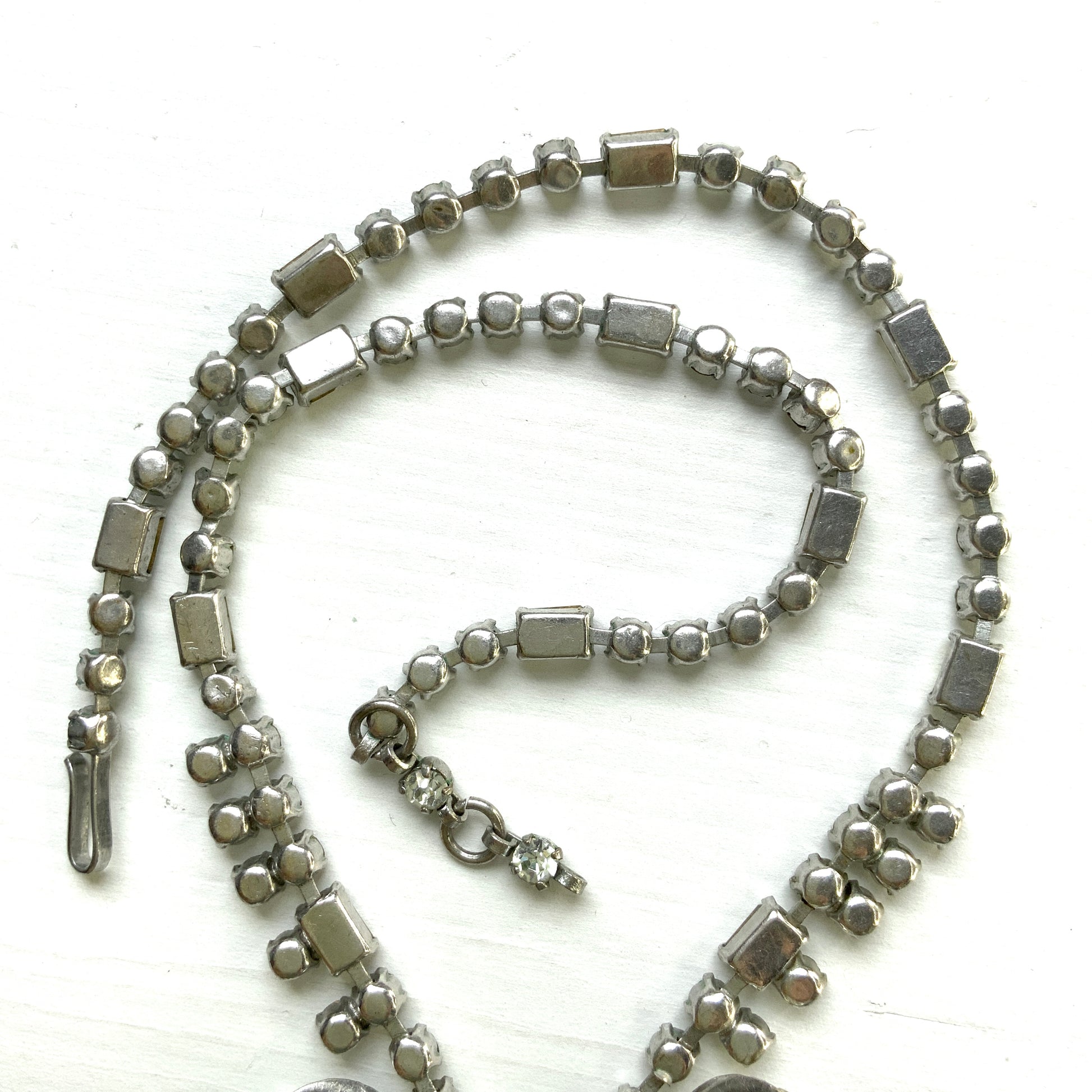 A gorgeous necklace featuring a ribbon-like motif set with clear rhinestones. ゴージャスなクリアラインストーンの、リボンのようなモチーフがついたネックレス。