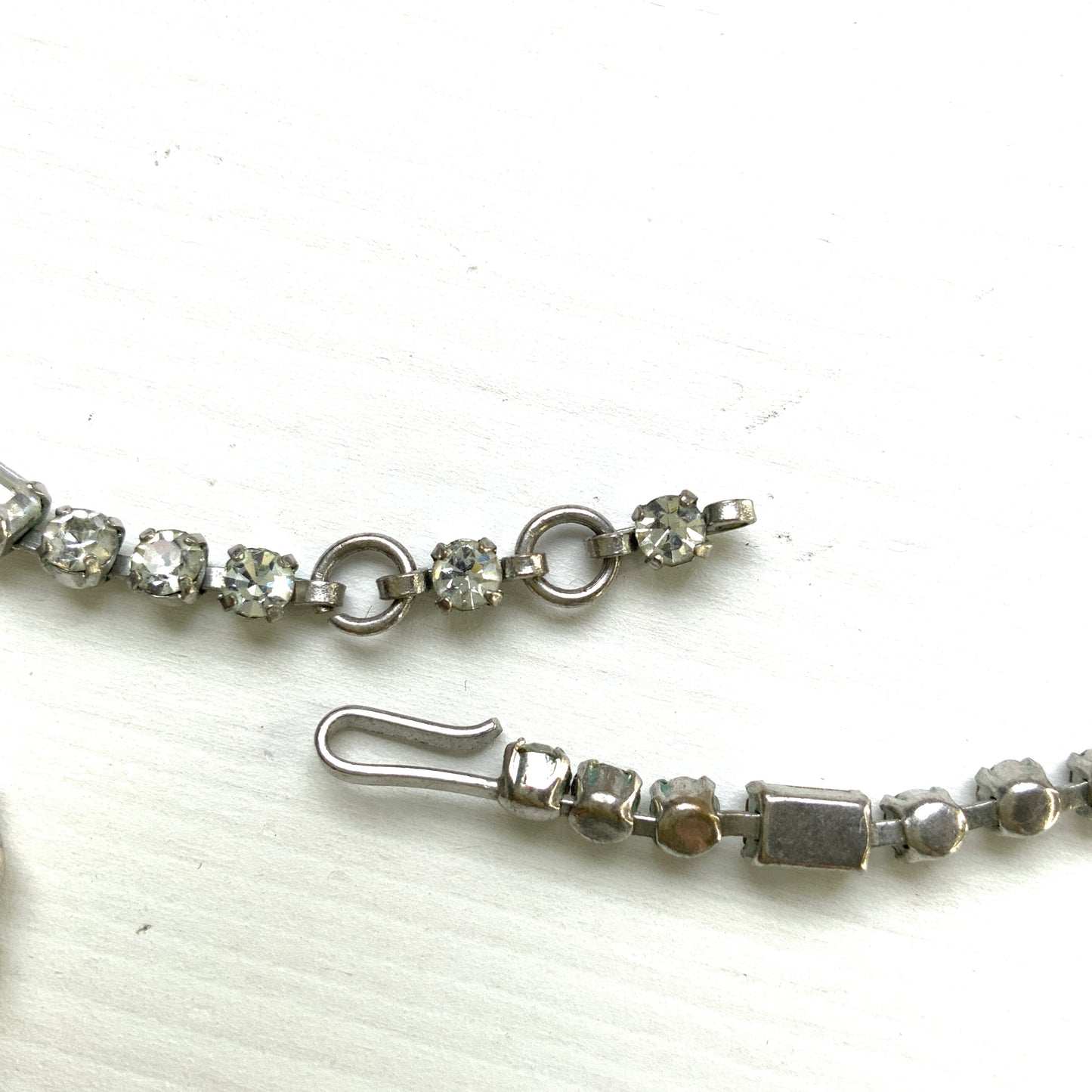 A gorgeous necklace featuring a ribbon-like motif set with clear rhinestones. ゴージャスなクリアラインストーンの、リボンのようなモチーフがついたネックレス。