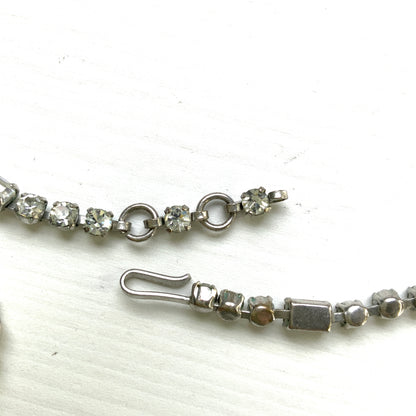 A gorgeous necklace featuring a ribbon-like motif set with clear rhinestones. ゴージャスなクリアラインストーンの、リボンのようなモチーフがついたネックレス。