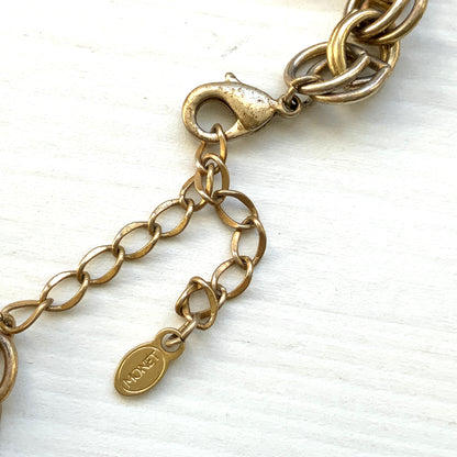 A vintage Monet locket necklace featuring an eye-catching woven-style scroll pattern.  編み込まれたような曲線模様が印象的な、Monet（モネ）のヴィンテージロケットネックレス。