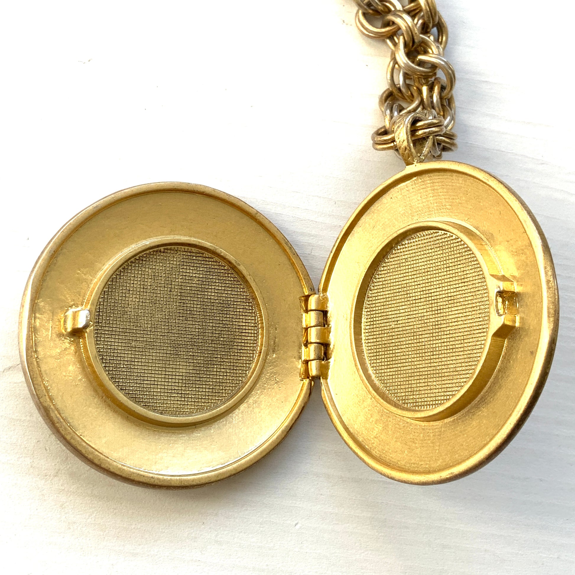 A vintage Monet locket necklace featuring an eye-catching woven-style scroll pattern.  編み込まれたような曲線模様が印象的な、Monet（モネ）のヴィンテージロケットネックレス。