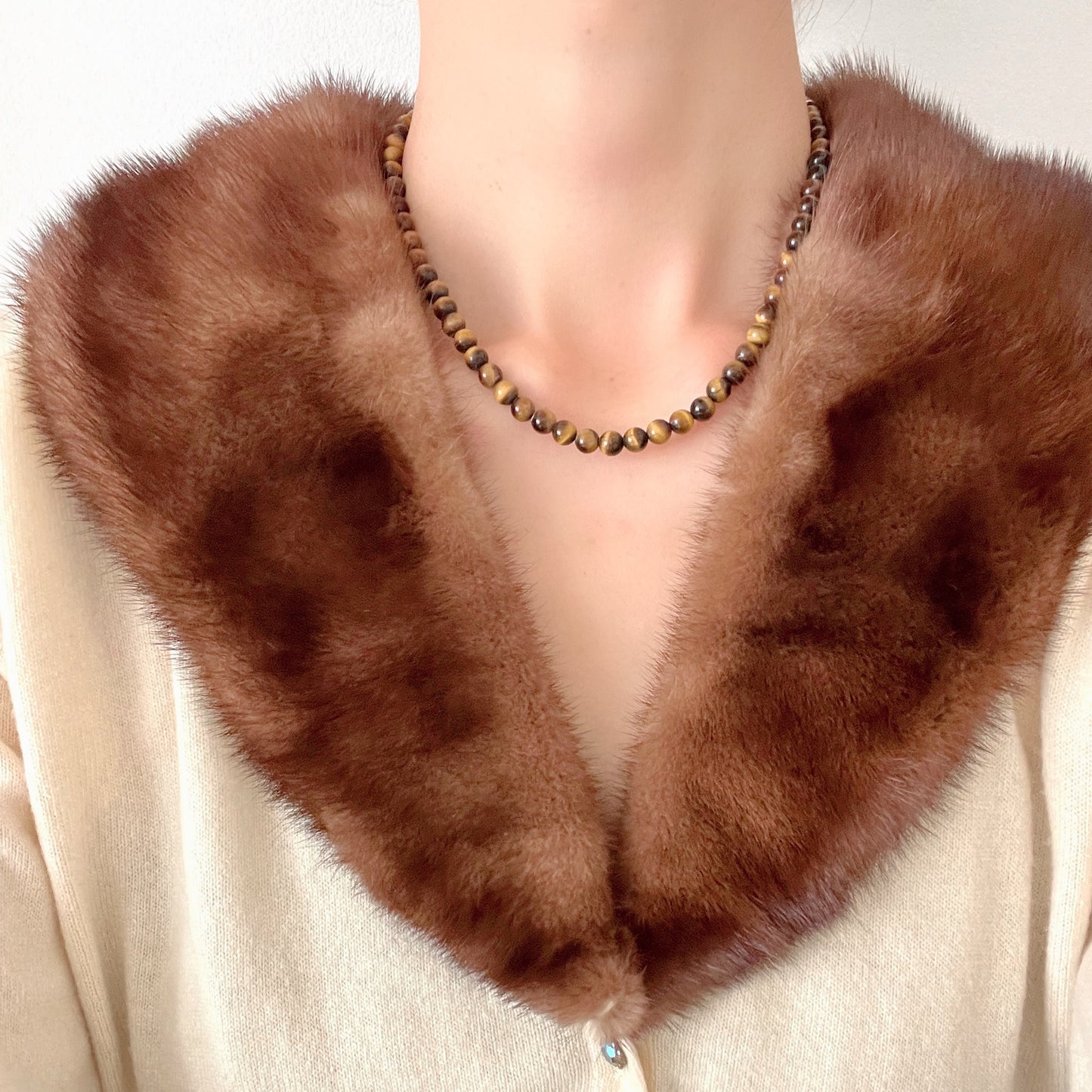 A bold oval-shaped tiger's eye stone takes centre stage in this striking silver necklace by Joseph Esposito. 大ぶりのオーバル型タイガーアイが印象的な、ジョセフ・エスポジートによるシルバーネックレス。