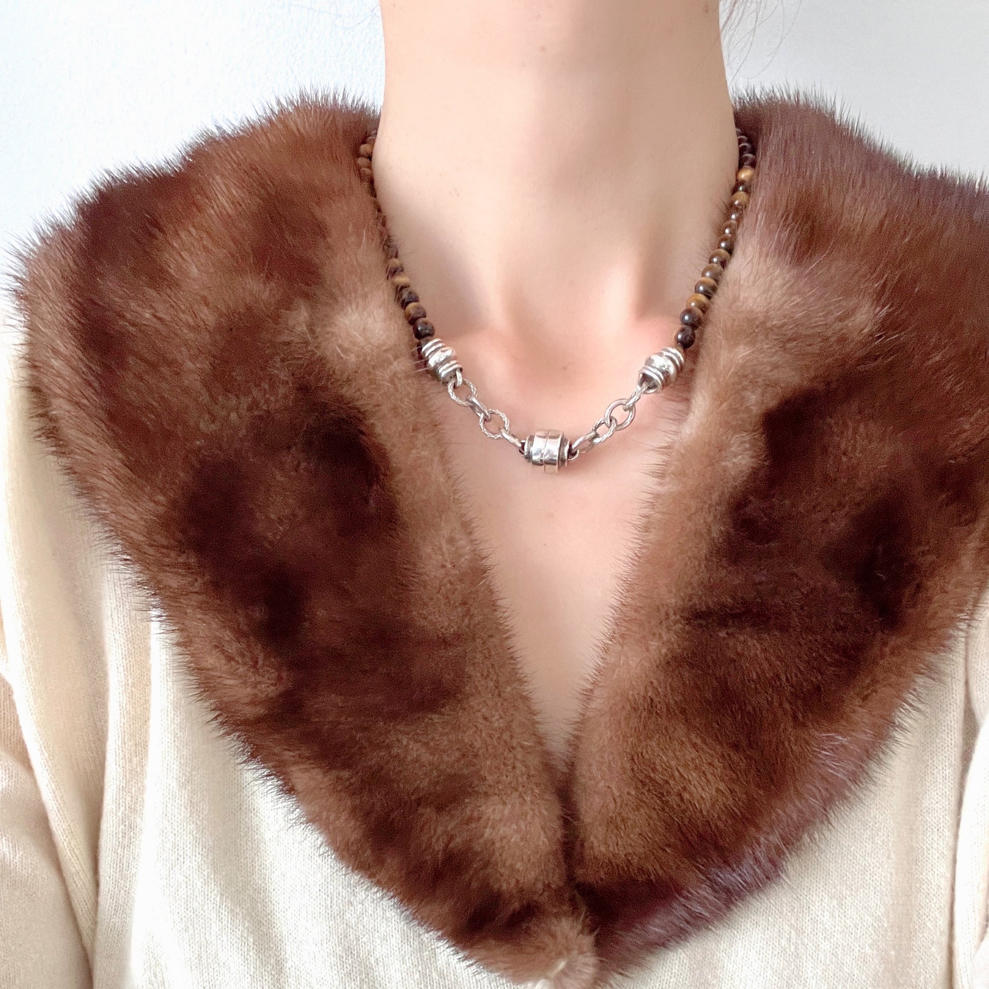 A bold oval-shaped tiger's eye stone takes centre stage in this striking silver necklace by Joseph Esposito. 大ぶりのオーバル型タイガーアイが印象的な、ジョセフ・エスポジートによるシルバーネックレス。