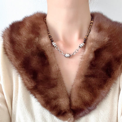A bold oval-shaped tiger's eye stone takes centre stage in this striking silver necklace by Joseph Esposito. 大ぶりのオーバル型タイガーアイが印象的な、ジョセフ・エスポジートによるシルバーネックレス。