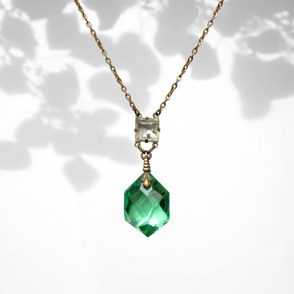 An Art Deco necklace featuring striking mint green glass. アールデコのミントグリーングラスが印象的なネックレス。