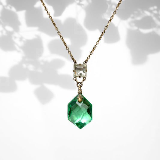 An Art Deco necklace featuring striking mint green glass. アールデコのミントグリーングラスが印象的なネックレス。