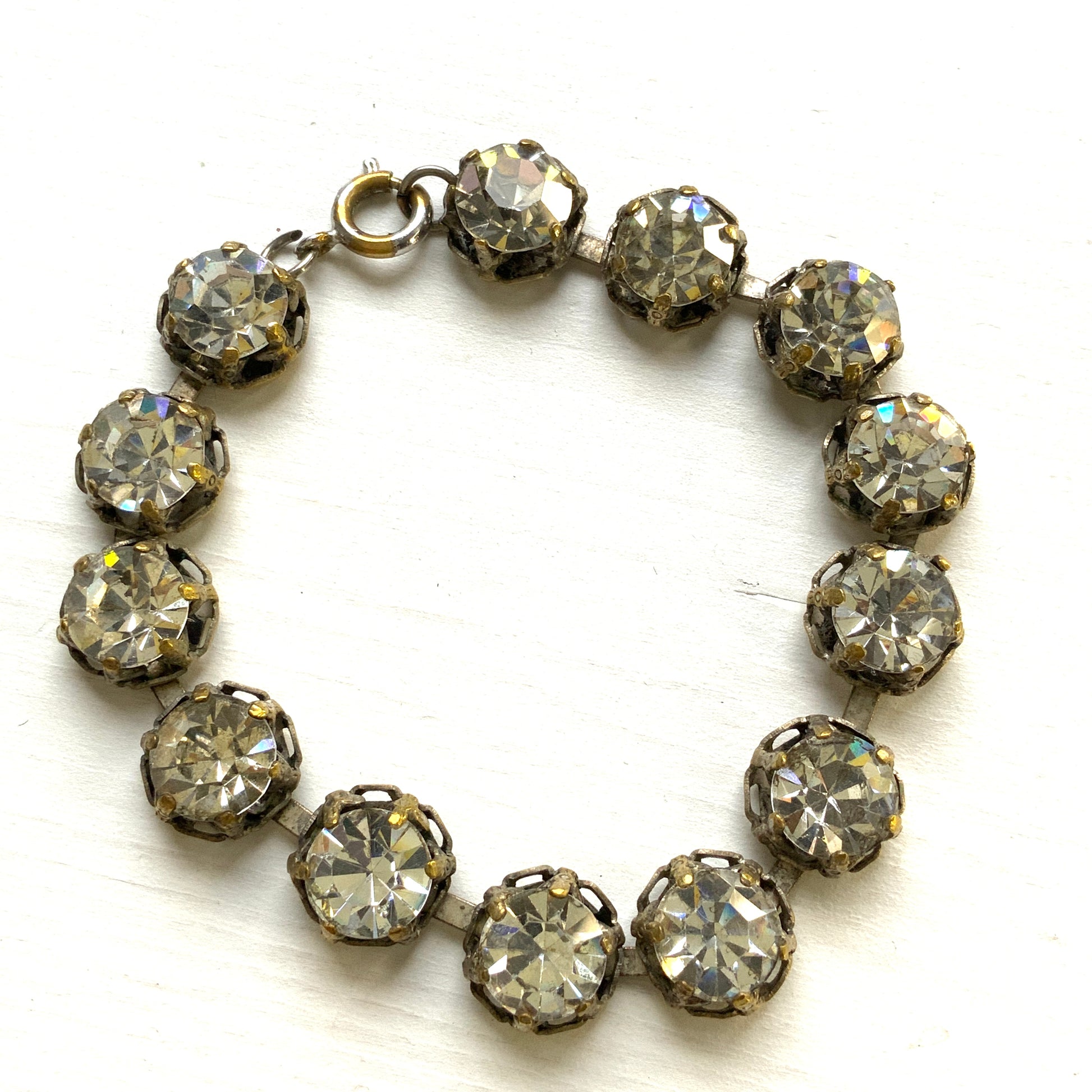 A simple vintage bracelet set with large clear rhinestones. 大粒のクリアラインストーンが並ぶシンプルなヴィンテージブレスレット。