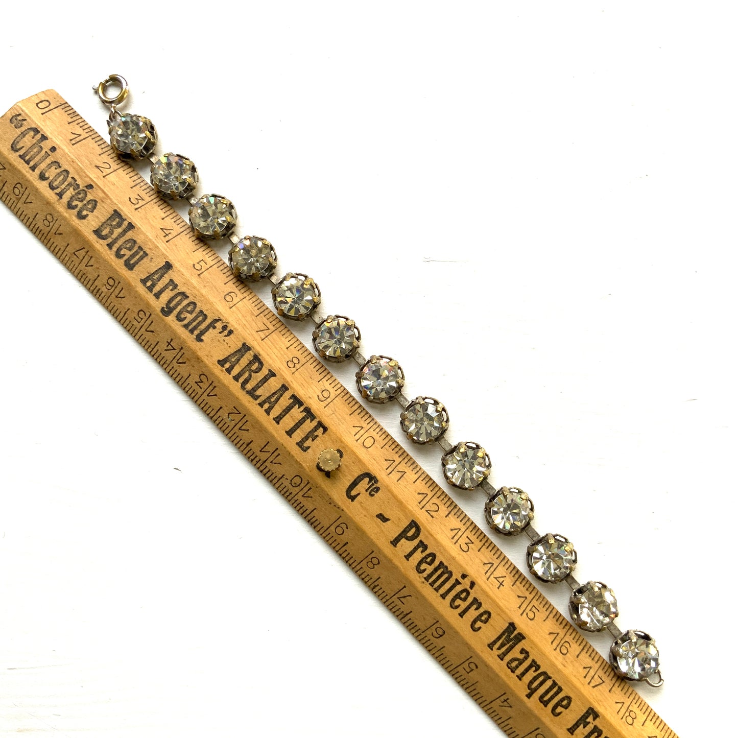 A simple vintage bracelet set with large clear rhinestones. 大粒のクリアラインストーンが並ぶシンプルなヴィンテージブレスレット。