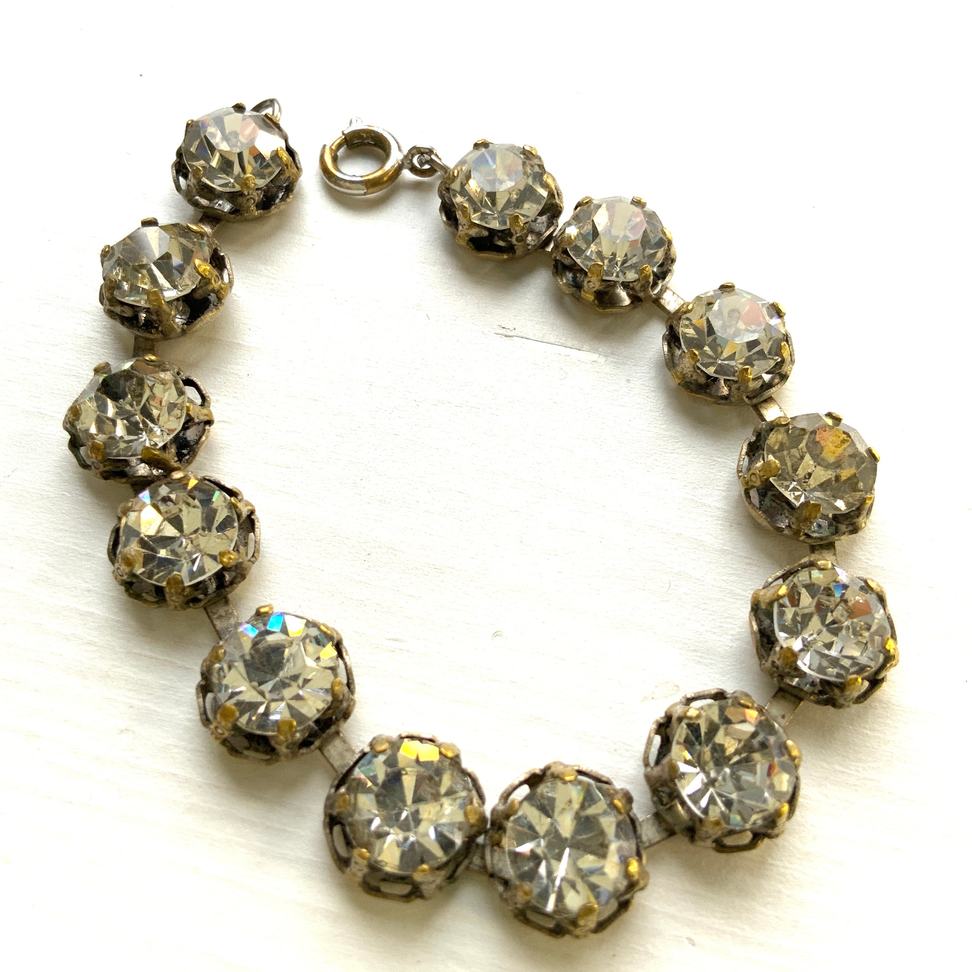 A simple vintage bracelet set with large clear rhinestones. 大粒のクリアラインストーンが並ぶシンプルなヴィンテージブレスレット。