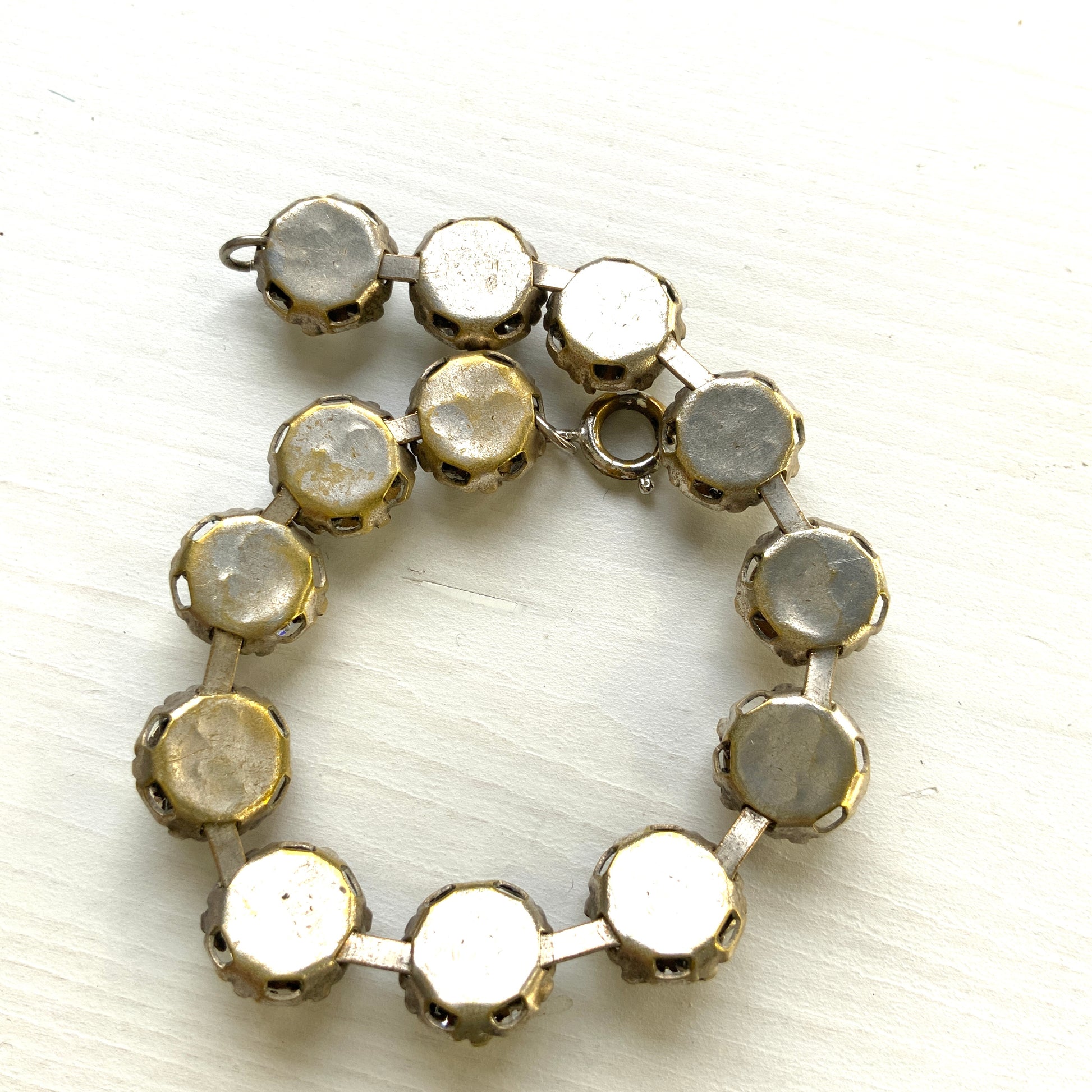 A simple vintage bracelet set with large clear rhinestones. 大粒のクリアラインストーンが並ぶシンプルなヴィンテージブレスレット。
