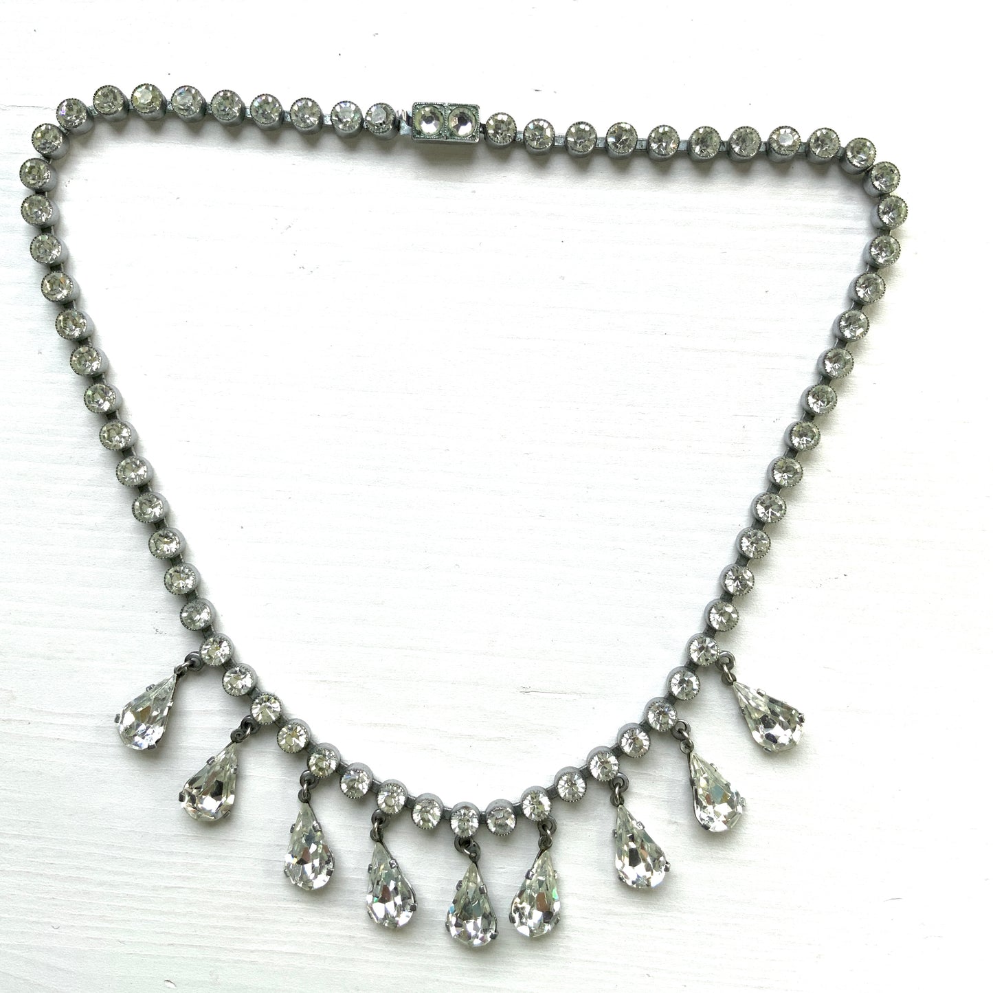 A fringe necklace with clear teardrop rhinestones that sway softly. ティアドロップのクリアラインストーンが揺れるフリンジネックレス。