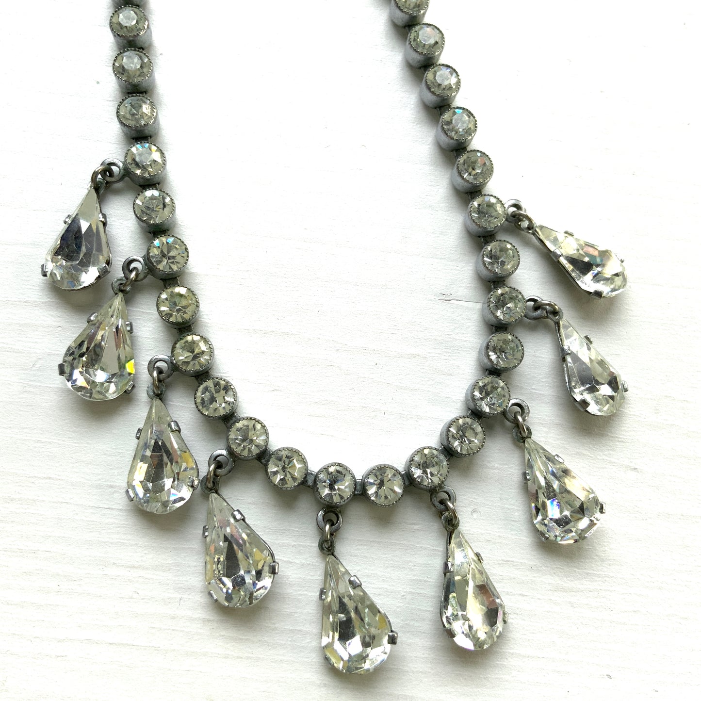 A fringe necklace with clear teardrop rhinestones that sway softly. ティアドロップのクリアラインストーンが揺れるフリンジネックレス。