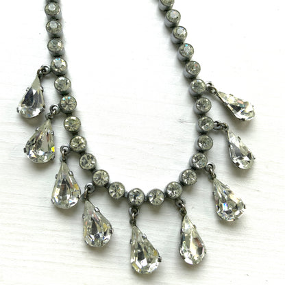 A fringe necklace with clear teardrop rhinestones that sway softly. ティアドロップのクリアラインストーンが揺れるフリンジネックレス。