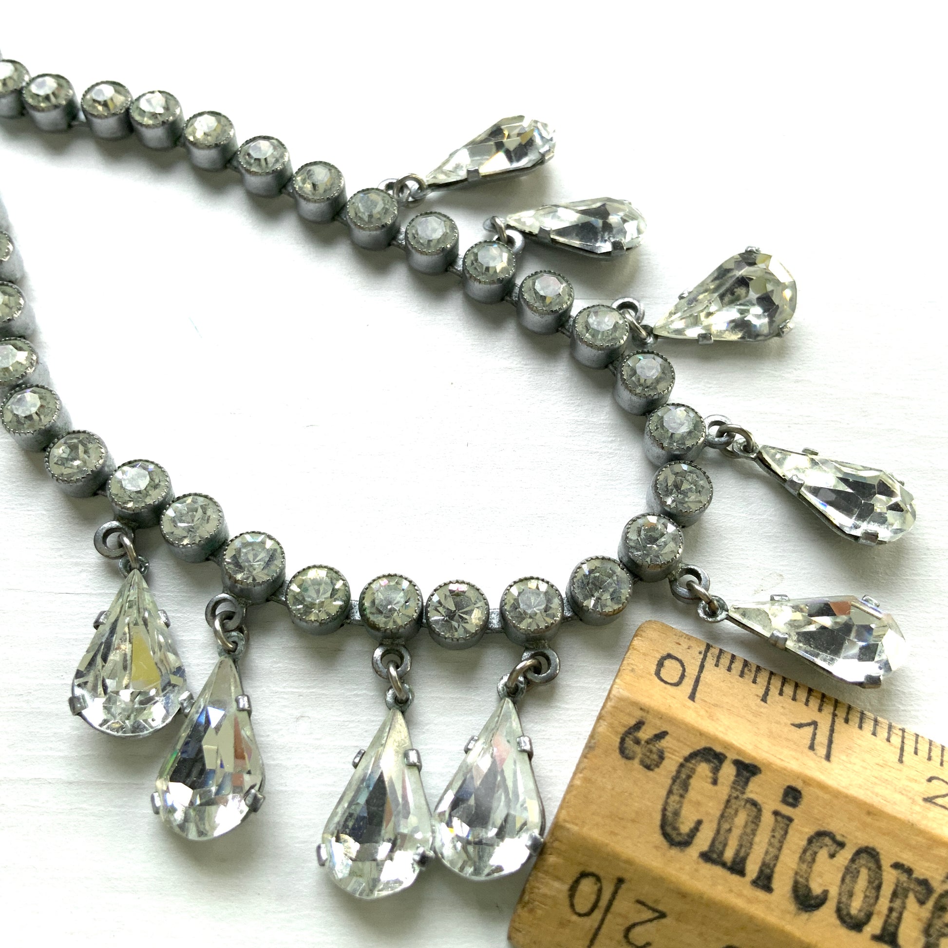 A fringe necklace with clear teardrop rhinestones that sway softly. ティアドロップのクリアラインストーンが揺れるフリンジネックレス。