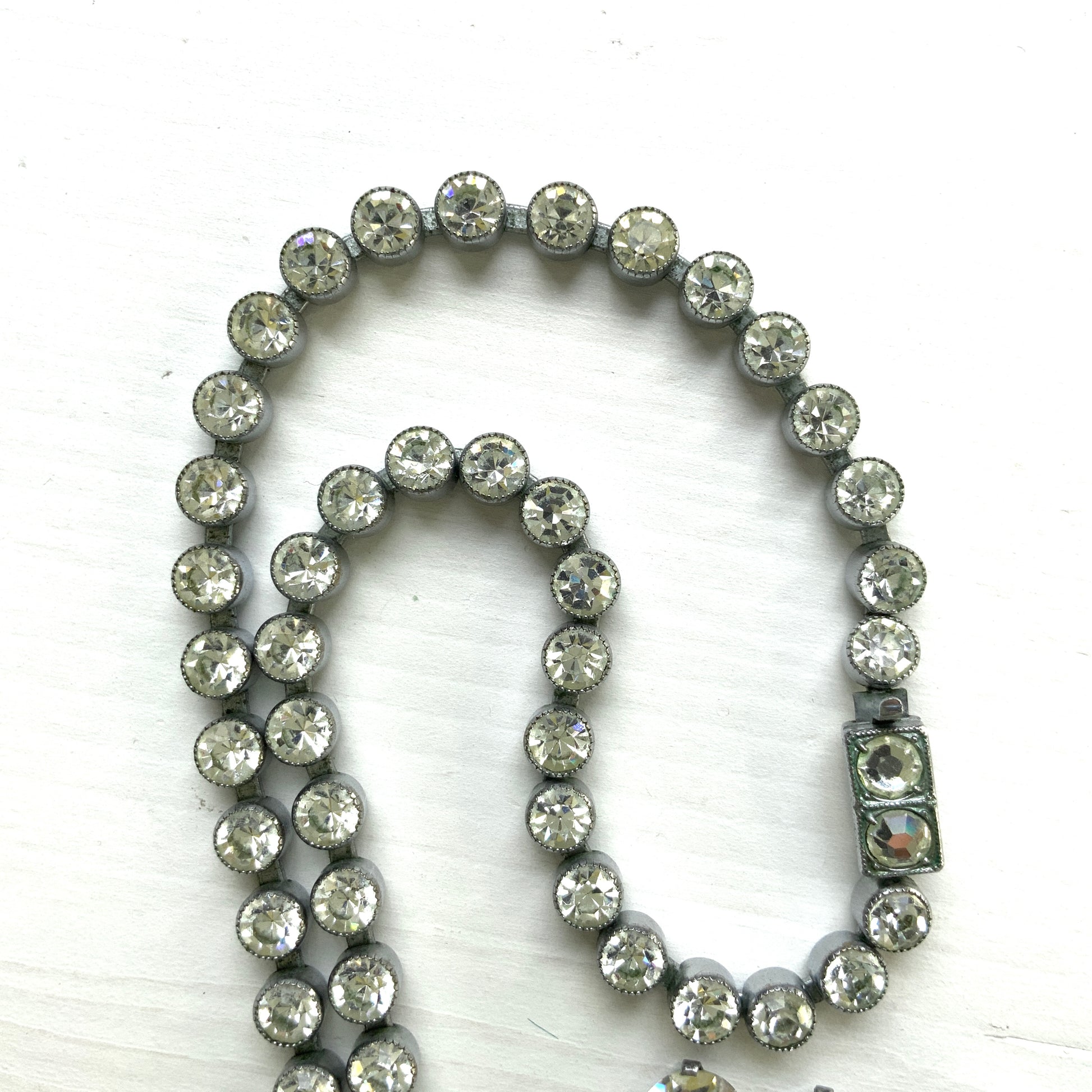 A fringe necklace with clear teardrop rhinestones that sway softly. ティアドロップのクリアラインストーンが揺れるフリンジネックレス。