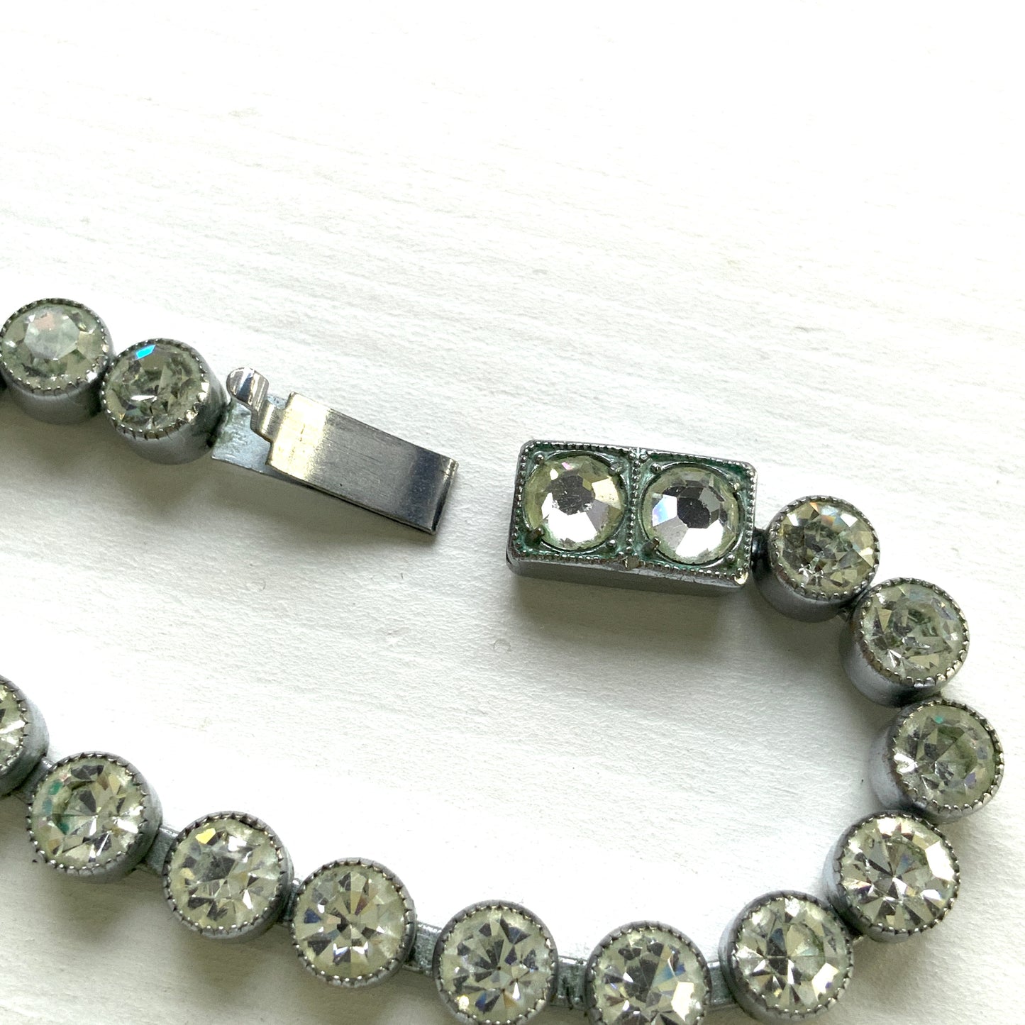 A fringe necklace with clear teardrop rhinestones that sway softly. ティアドロップのクリアラインストーンが揺れるフリンジネックレス。