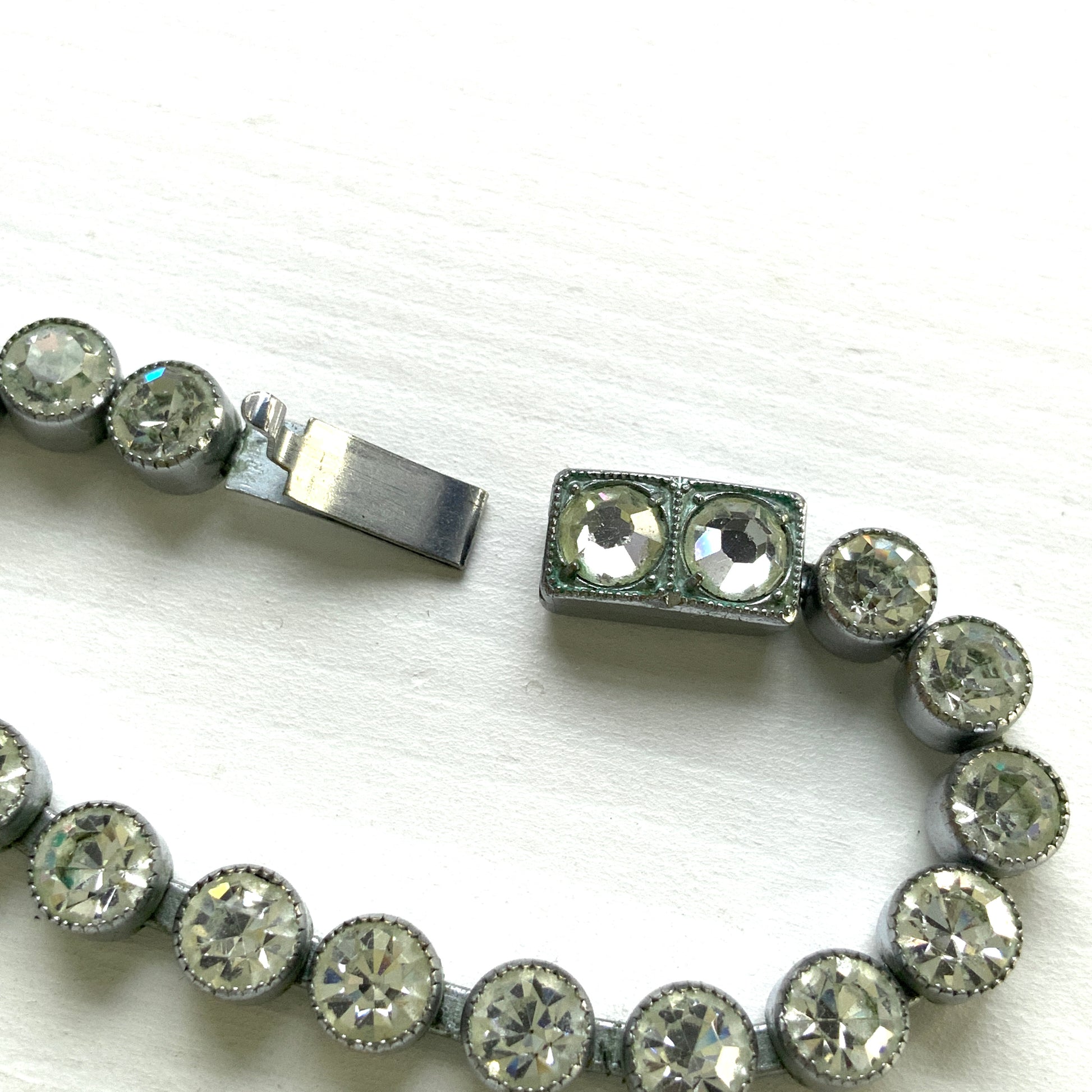 A fringe necklace with clear teardrop rhinestones that sway softly. ティアドロップのクリアラインストーンが揺れるフリンジネックレス。