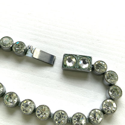 A fringe necklace with clear teardrop rhinestones that sway softly. ティアドロップのクリアラインストーンが揺れるフリンジネックレス。