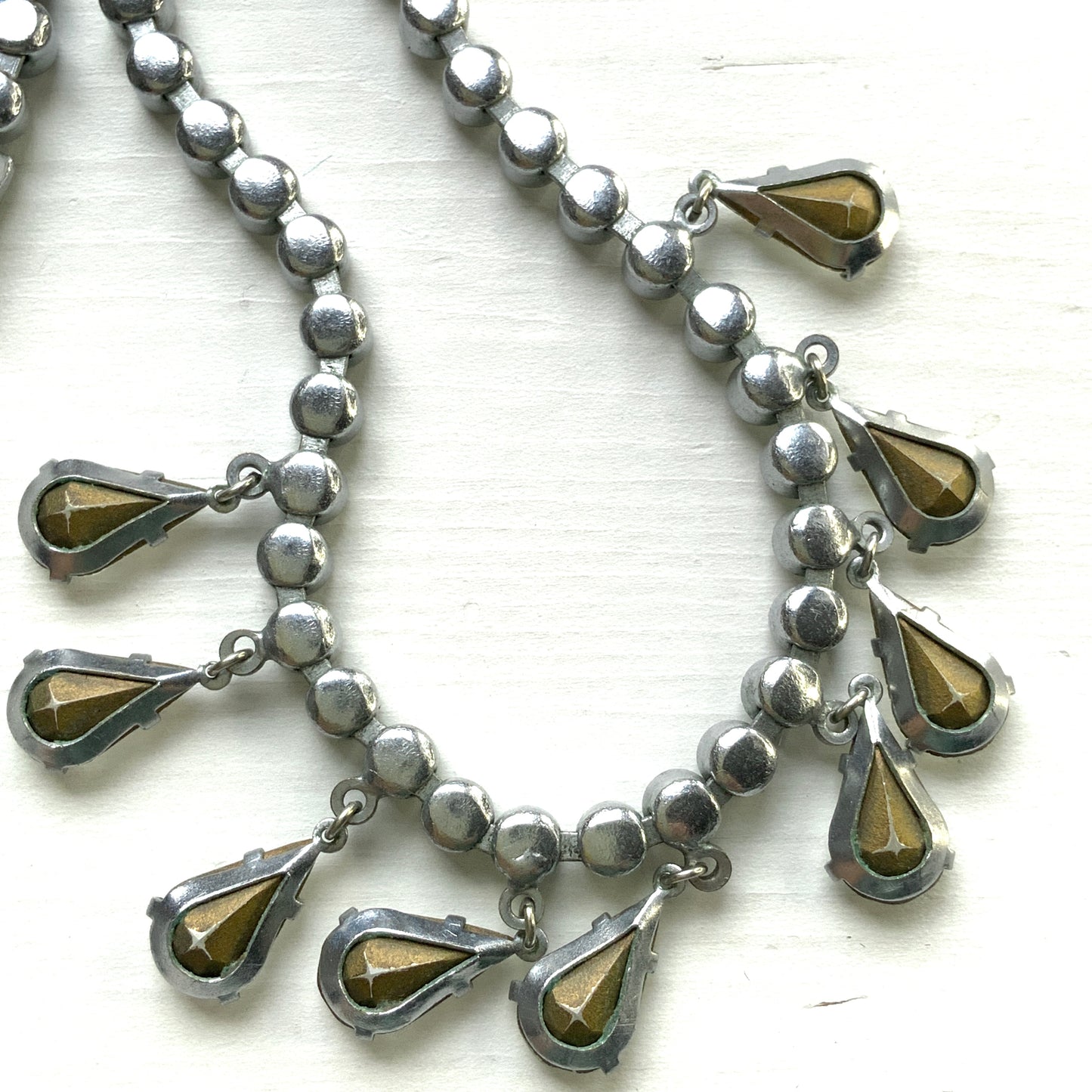 A fringe necklace with clear teardrop rhinestones that sway softly. ティアドロップのクリアラインストーンが揺れるフリンジネックレス。