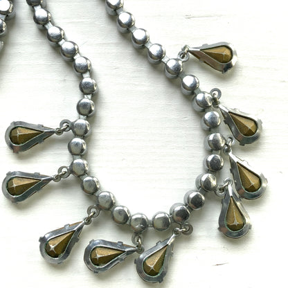 A fringe necklace with clear teardrop rhinestones that sway softly. ティアドロップのクリアラインストーンが揺れるフリンジネックレス。