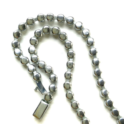 A fringe necklace with clear teardrop rhinestones that sway softly. ティアドロップのクリアラインストーンが揺れるフリンジネックレス。