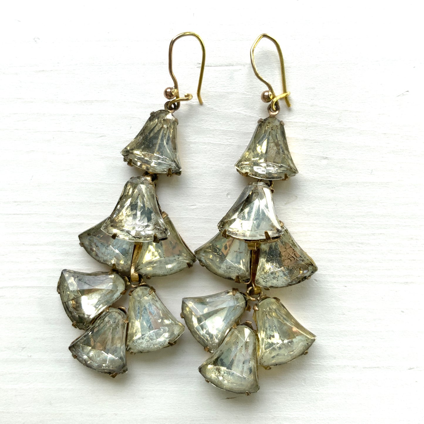Vintage earrings with softly champagne-tinted glass stones that sway beautifully. ほんのりシャンパンカラーのガラスストーンが揺れるヴィンテージピアス。