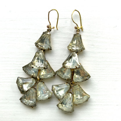 Vintage earrings with softly champagne-tinted glass stones that sway beautifully. ほんのりシャンパンカラーのガラスストーンが揺れるヴィンテージピアス。