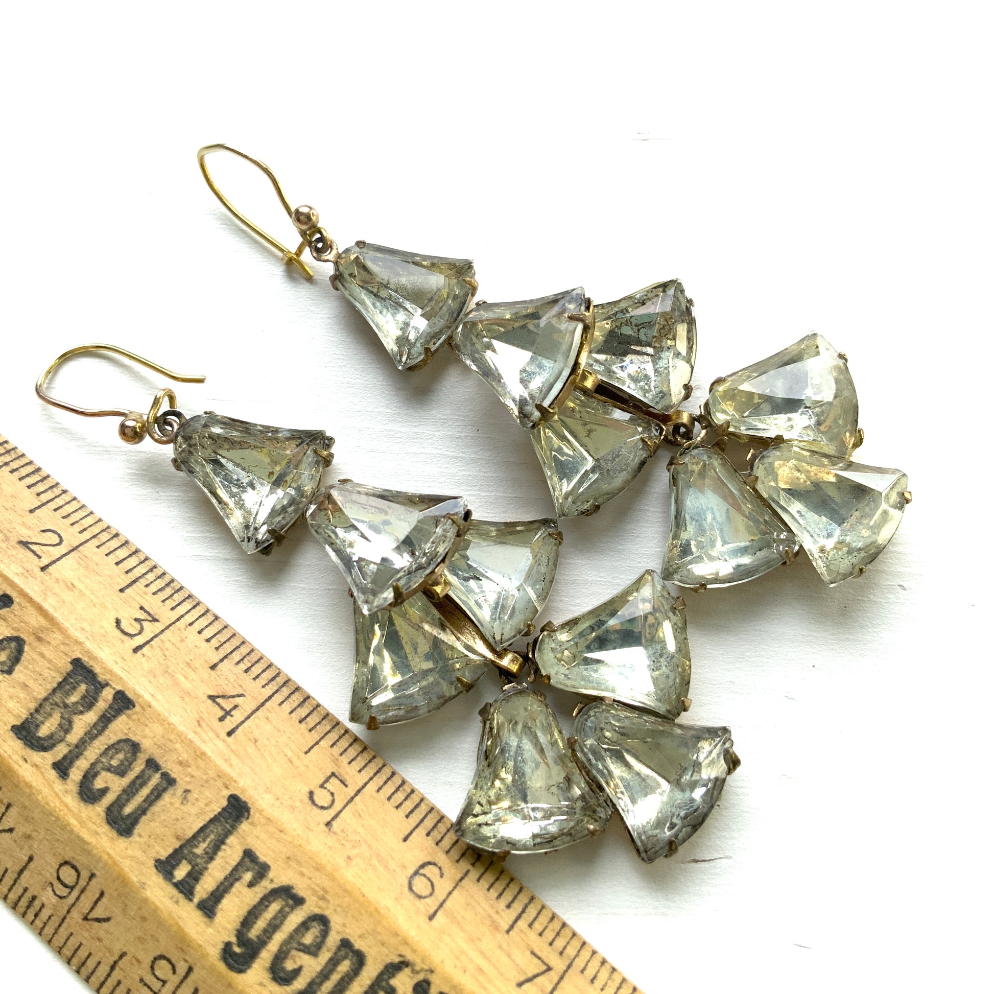 Vintage earrings with softly champagne-tinted glass stones that sway beautifully. ほんのりシャンパンカラーのガラスストーンが揺れるヴィンテージピアス。