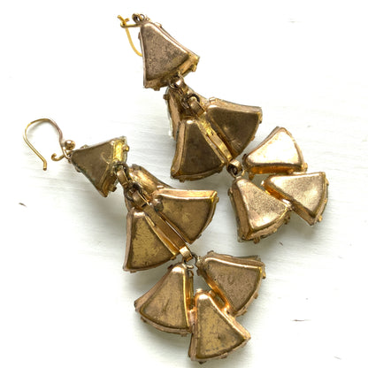 Vintage earrings with softly champagne-tinted glass stones that sway beautifully. ほんのりシャンパンカラーのガラスストーンが揺れるヴィンテージピアス。
