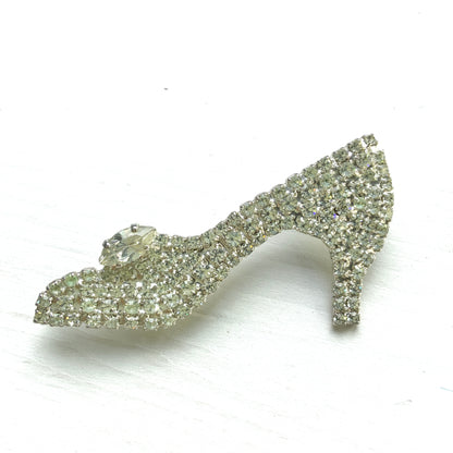 A vintage brooch shaped like a “glass slipper”, set with sparkling clear rhinestones throughout. ラインストーンがびっしりと敷き詰められた“ガラスの靴”のようなヴィンテージブローチ。 