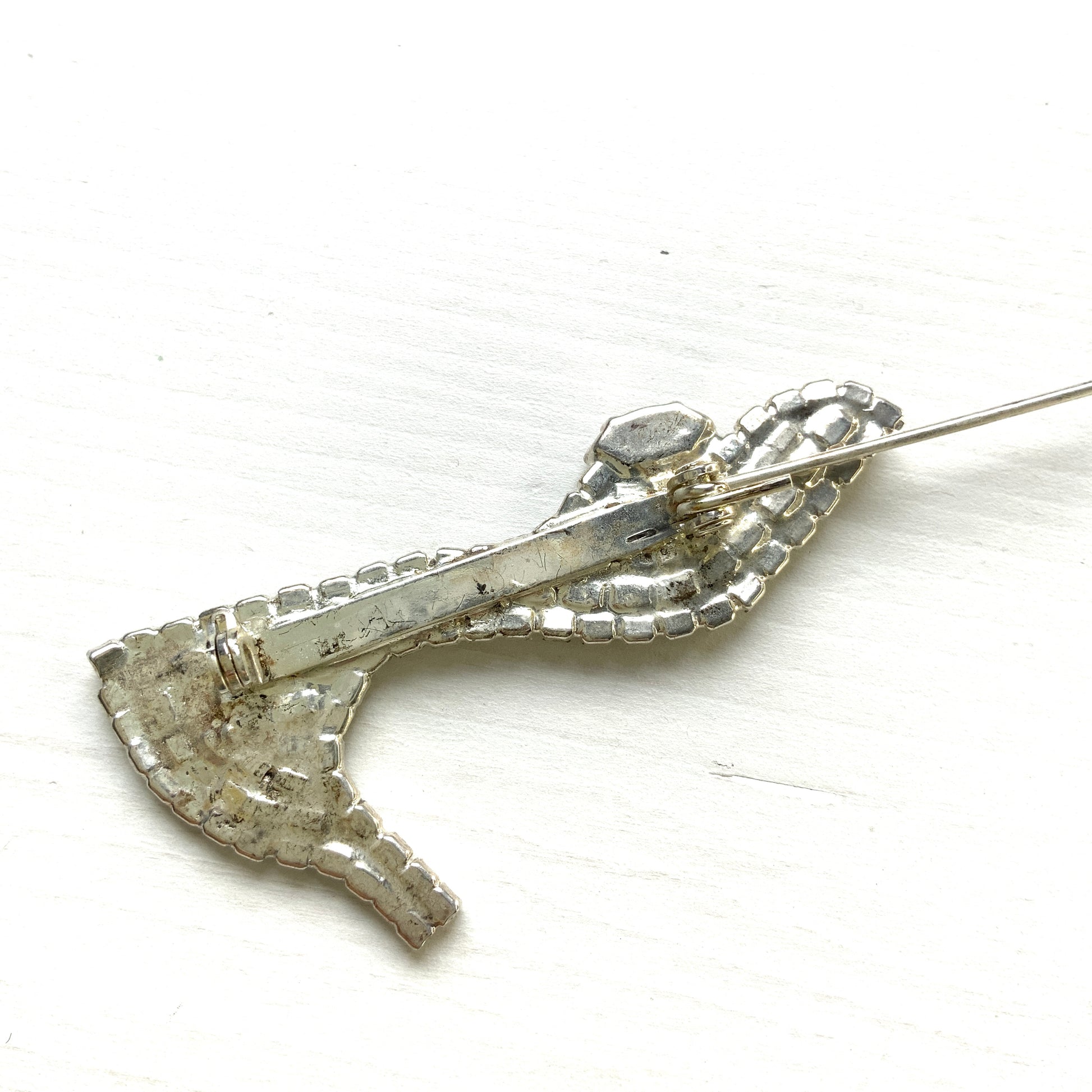 A vintage brooch shaped like a “glass slipper”, set with sparkling clear rhinestones throughout. ラインストーンがびっしりと敷き詰められた“ガラスの靴”のようなヴィンテージブローチ。 