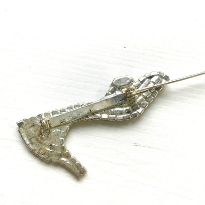 A vintage brooch shaped like a “glass slipper”, set with sparkling clear rhinestones throughout. ラインストーンがびっしりと敷き詰められた“ガラスの靴”のようなヴィンテージブローチ。 