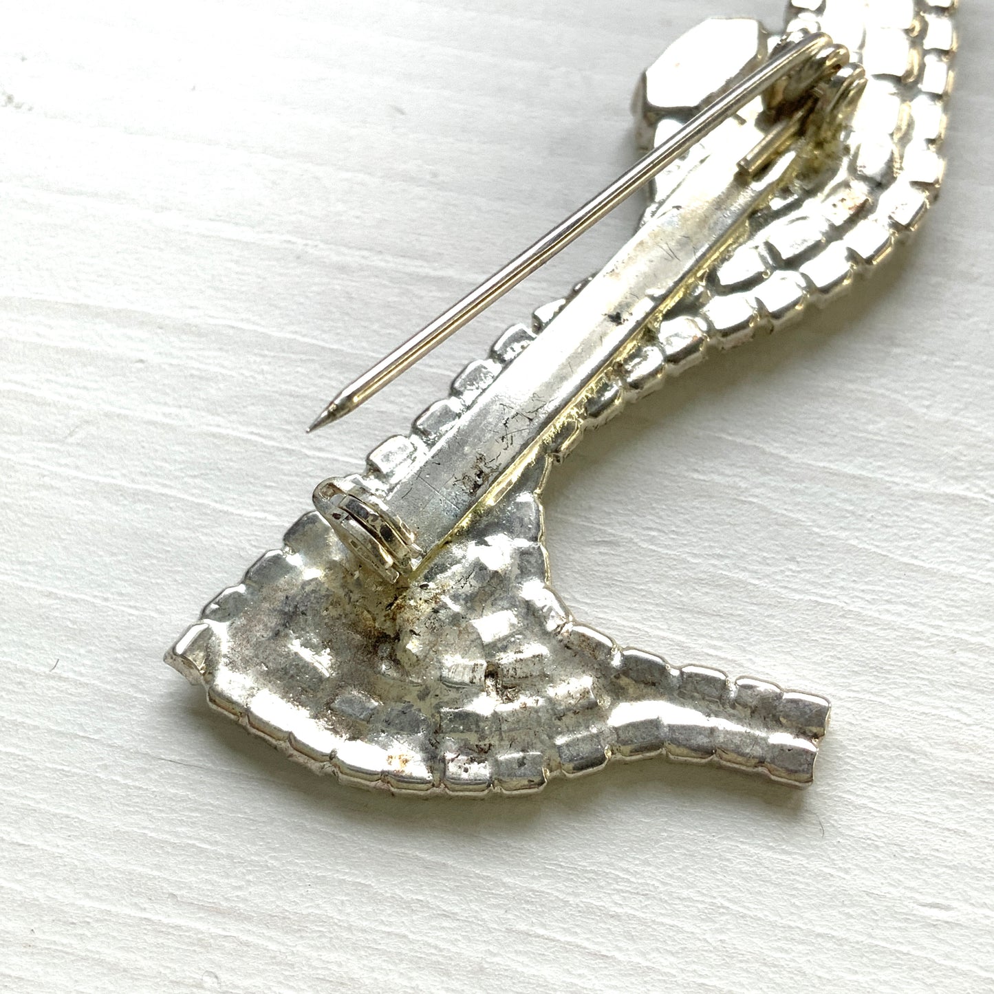 A vintage brooch shaped like a “glass slipper”, set with sparkling clear rhinestones throughout. ラインストーンがびっしりと敷き詰められた“ガラスの靴”のようなヴィンテージブローチ。 