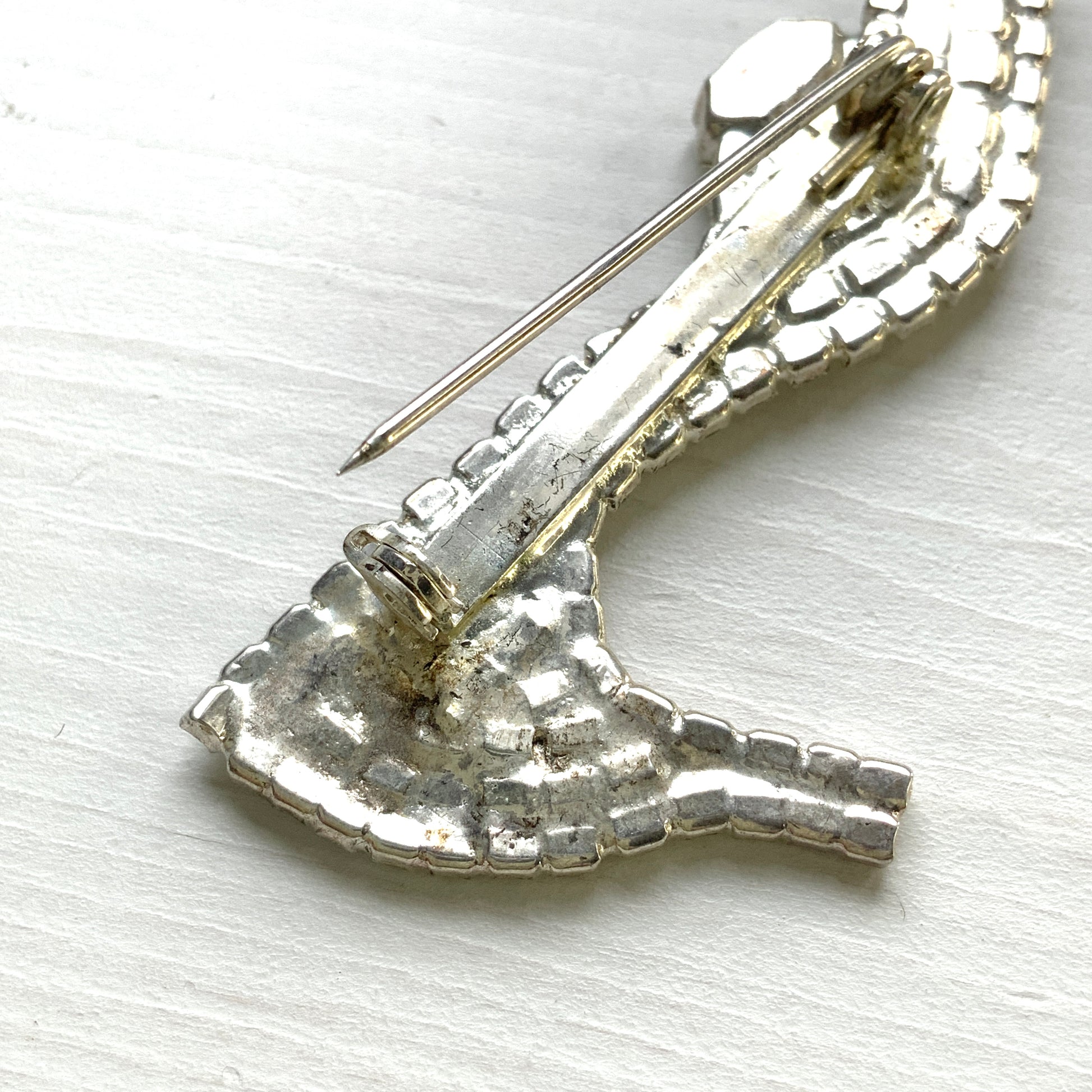 A vintage brooch shaped like a “glass slipper”, set with sparkling clear rhinestones throughout. ラインストーンがびっしりと敷き詰められた“ガラスの靴”のようなヴィンテージブローチ。 