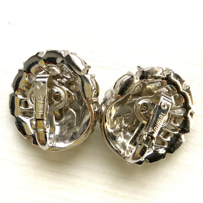 Round clip-on earrings by Trifari, set with clusters of clear rhinestones. クリアラインストーンが敷き詰められた、トリファリのラウンドイヤリング。