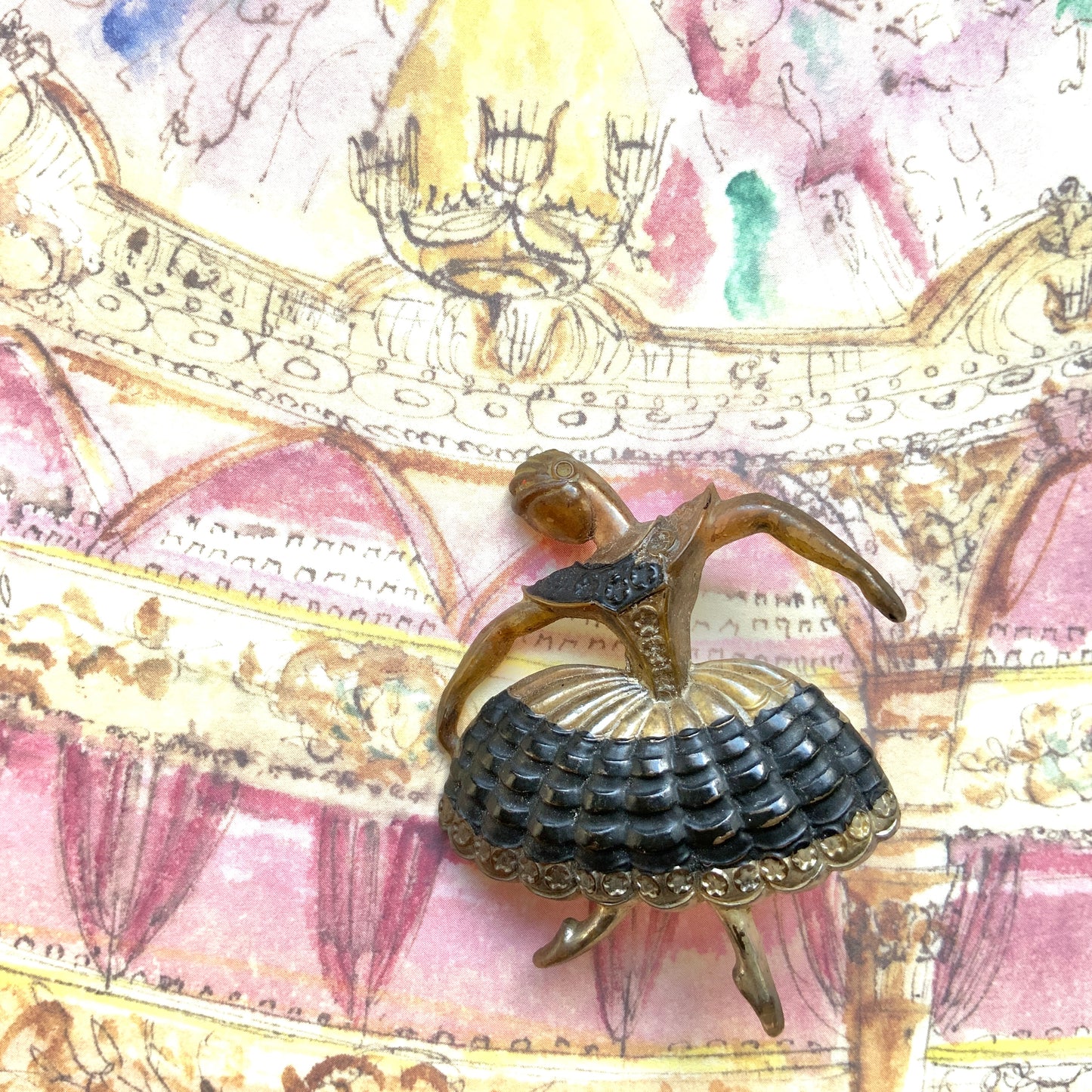 An elegant plastic ballerina brooch featuring a romantic, dress-style tutu. 優雅なドレスタイプのロマンティックなチュチュをまとった、バレリーナのプラスチックブローチ。