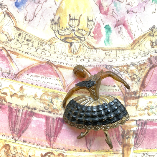 An elegant plastic ballerina brooch featuring a romantic, dress-style tutu. 優雅なドレスタイプのロマンティックなチュチュをまとった、バレリーナのプラスチックブローチ。