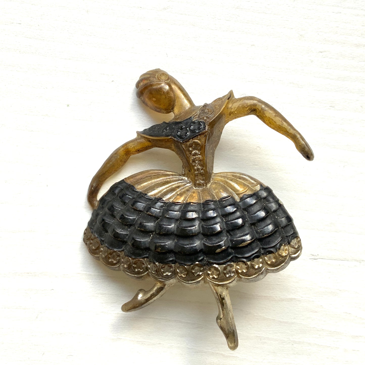 An elegant plastic ballerina brooch featuring a romantic, dress-style tutu. 優雅なドレスタイプのロマンティックなチュチュをまとった、バレリーナのプラスチックブローチ。