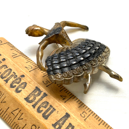 An elegant plastic ballerina brooch featuring a romantic, dress-style tutu. 優雅なドレスタイプのロマンティックなチュチュをまとった、バレリーナのプラスチックブローチ。