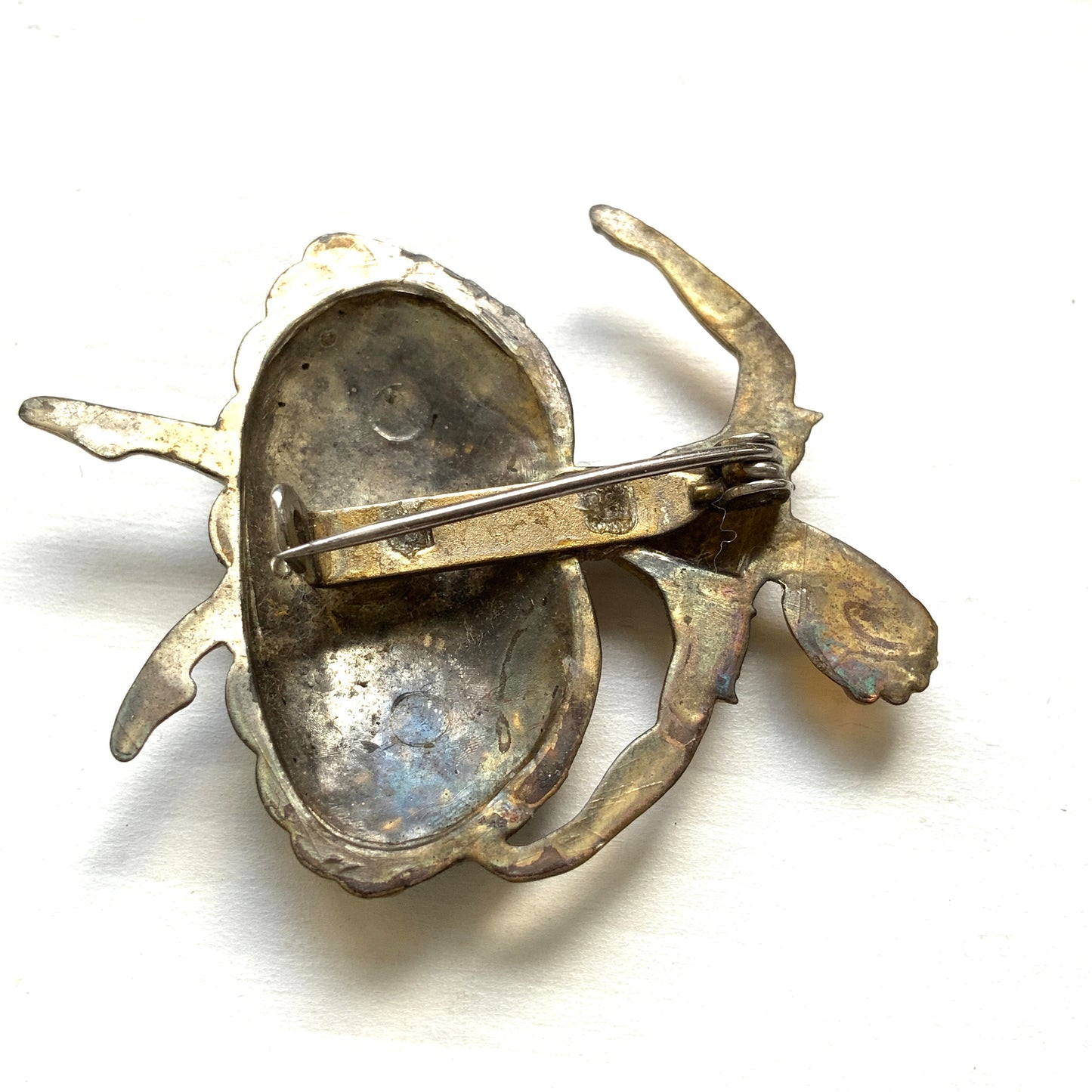 An elegant plastic ballerina brooch featuring a romantic, dress-style tutu. 優雅なドレスタイプのロマンティックなチュチュをまとった、バレリーナのプラスチックブローチ。