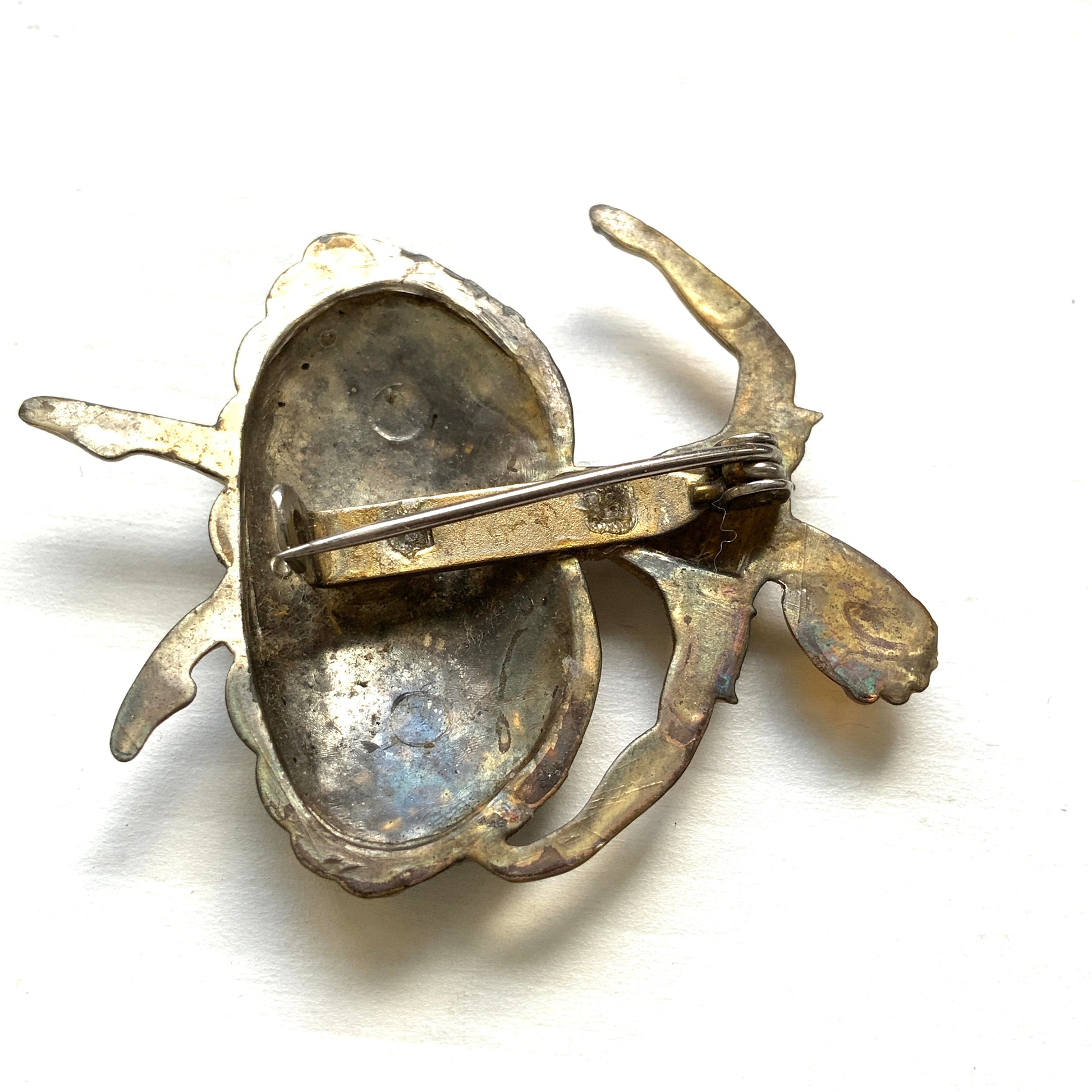 An elegant plastic ballerina brooch featuring a romantic, dress-style tutu. 優雅なドレスタイプのロマンティックなチュチュをまとった、バレリーナのプラスチックブローチ。