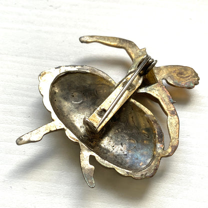 An elegant plastic ballerina brooch featuring a romantic, dress-style tutu. 優雅なドレスタイプのロマンティックなチュチュをまとった、バレリーナのプラスチックブローチ。