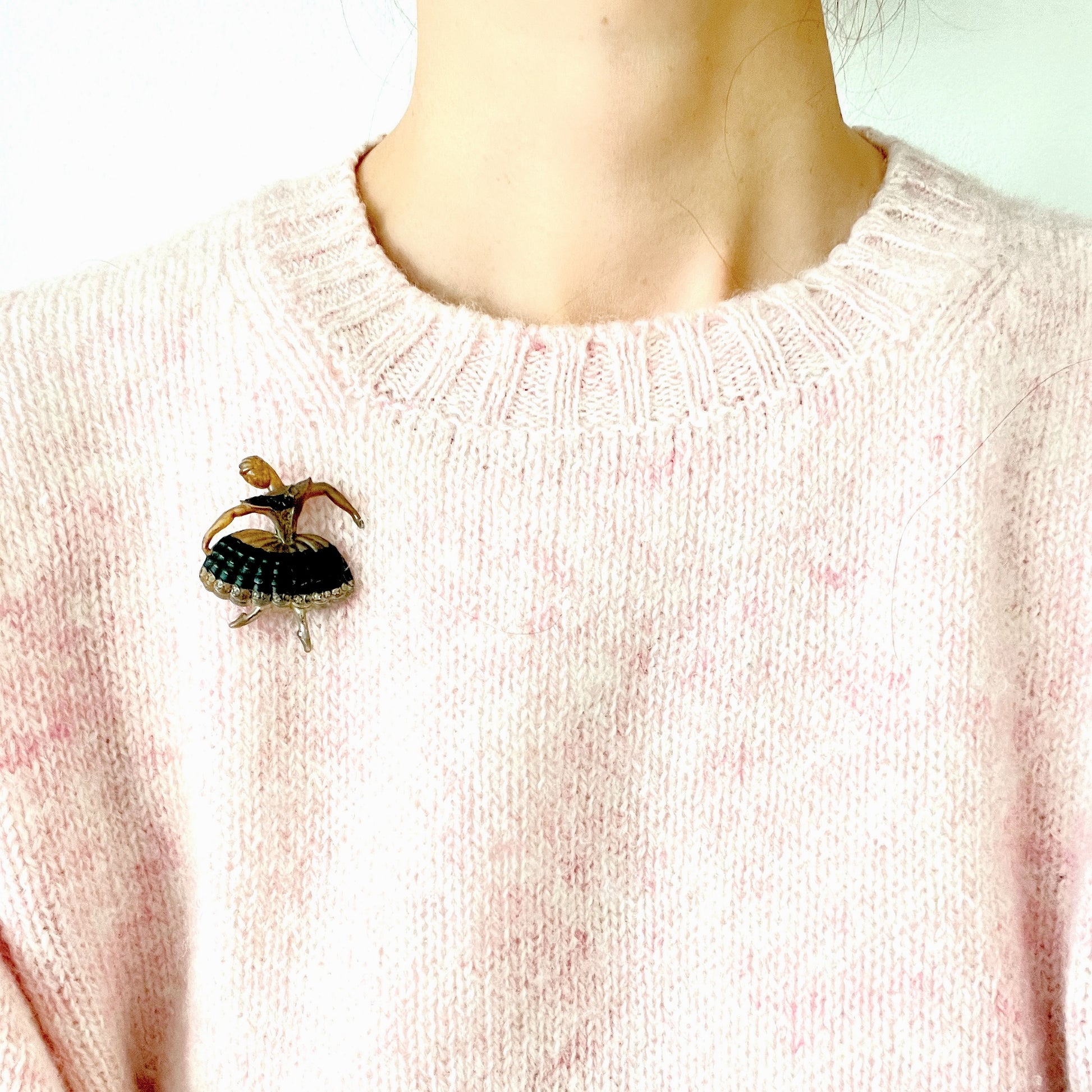 An elegant plastic ballerina brooch featuring a romantic, dress-style tutu. 優雅なドレスタイプのロマンティックなチュチュをまとった、バレリーナのプラスチックブローチ。