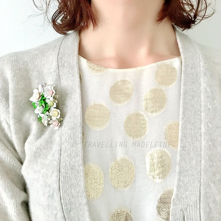 Vintage 1950s brooch featuring white enamel flowers adorned with soft pastel-coloured pearls. ホワイトエナメルの花に淡いパステルカラーのパールがあしらわれた、1950年代のヴィンテージブローチ。