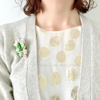 Vintage 1950s brooch featuring white enamel flowers adorned with soft pastel-coloured pearls. ホワイトエナメルの花に淡いパステルカラーのパールがあしらわれた、1950年代のヴィンテージブローチ。
