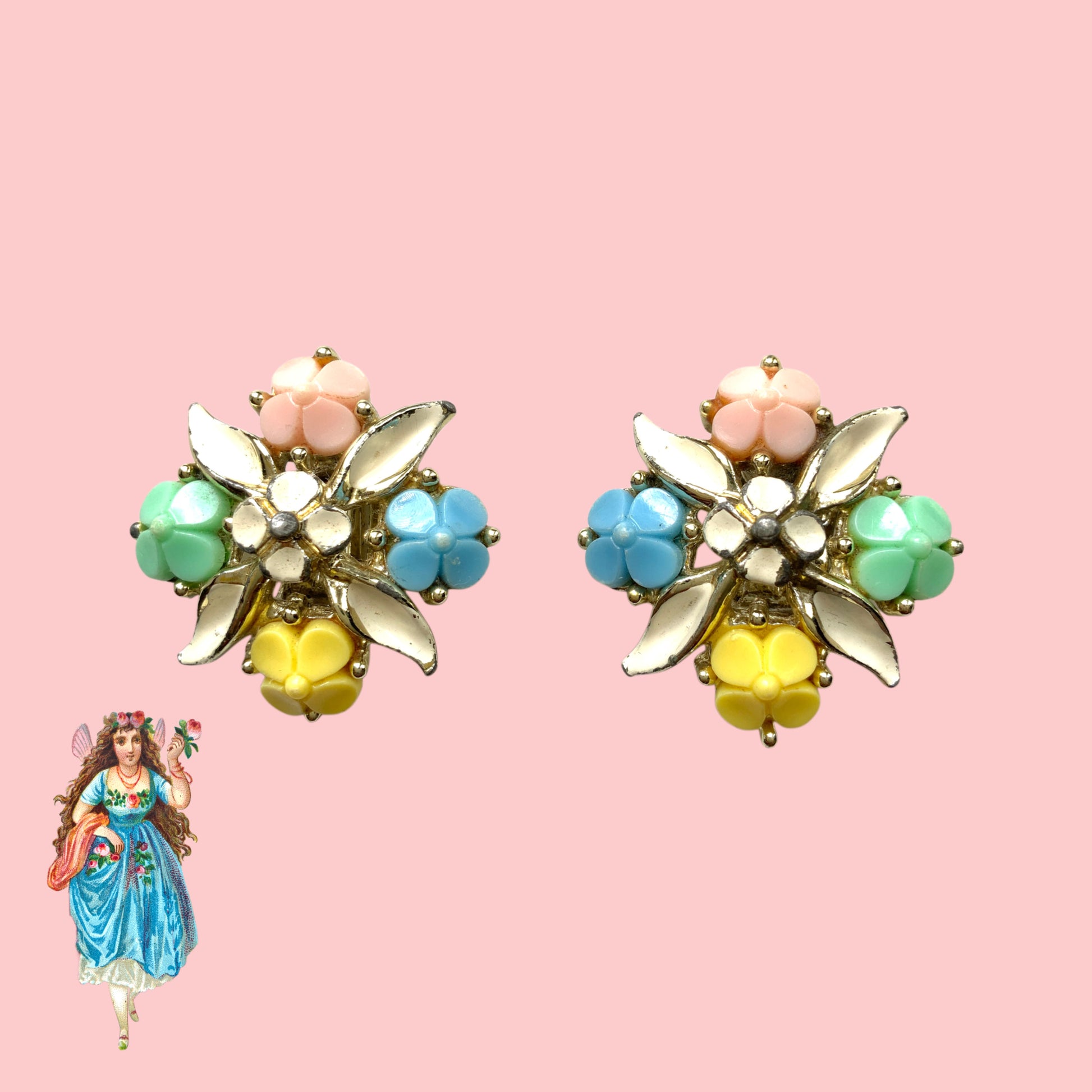 Vintage 1950-60s clip-on earrings featuring charming pastel-coloured flowers. パステルカラーの小花がかわいらしい、1950-60年代のヴィンテージクリップイヤリング。