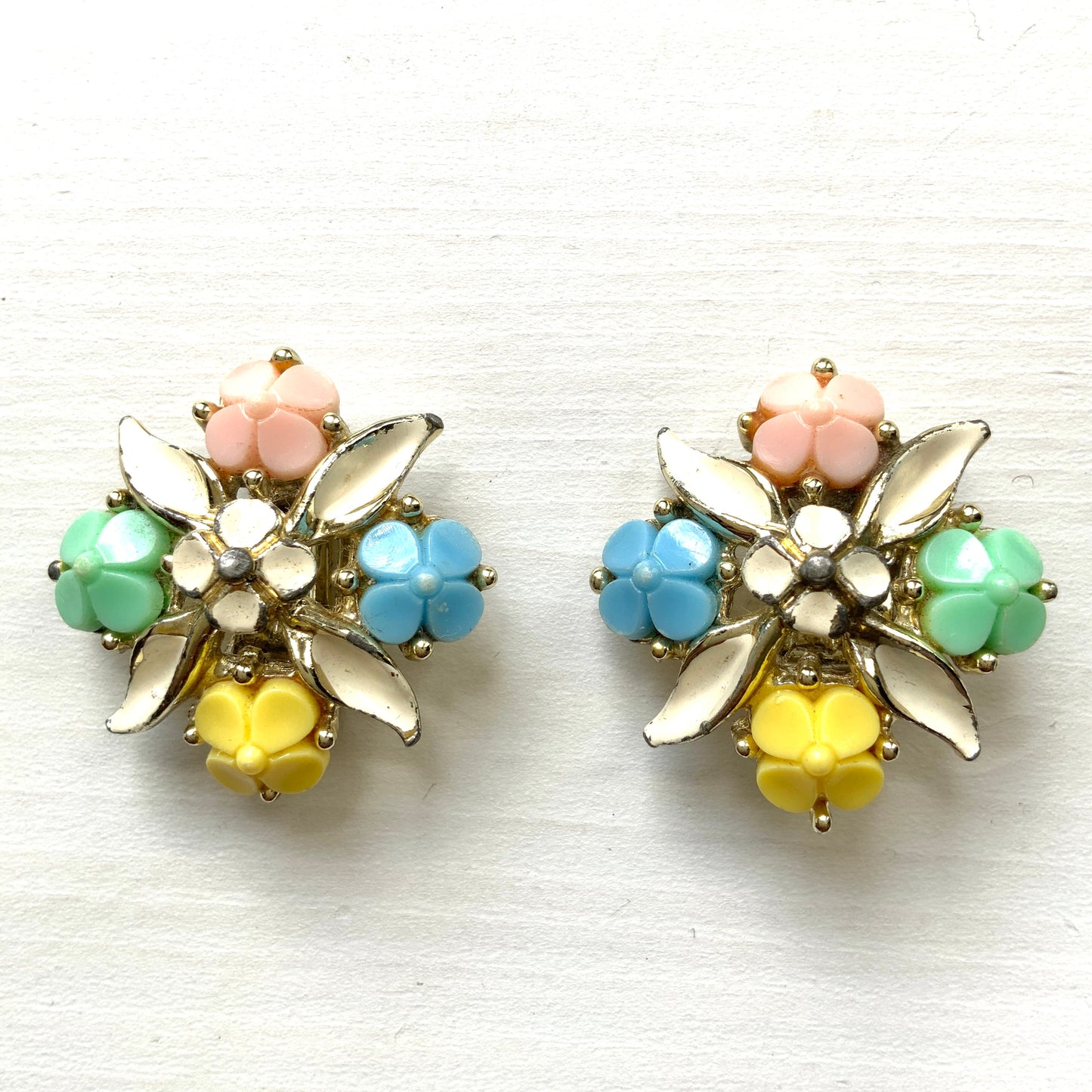 Vintage 1950-60s clip-on earrings featuring charming pastel-coloured flowers. パステルカラーの小花がかわいらしい、1950-60年代のヴィンテージクリップイヤリング。